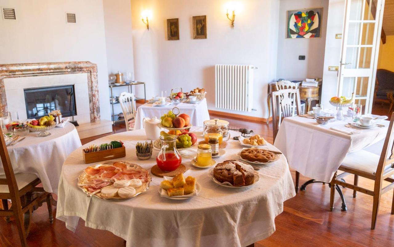 Palazzo Sismonda Bed & Breakfast Corneliano d'Alba Exterior photo